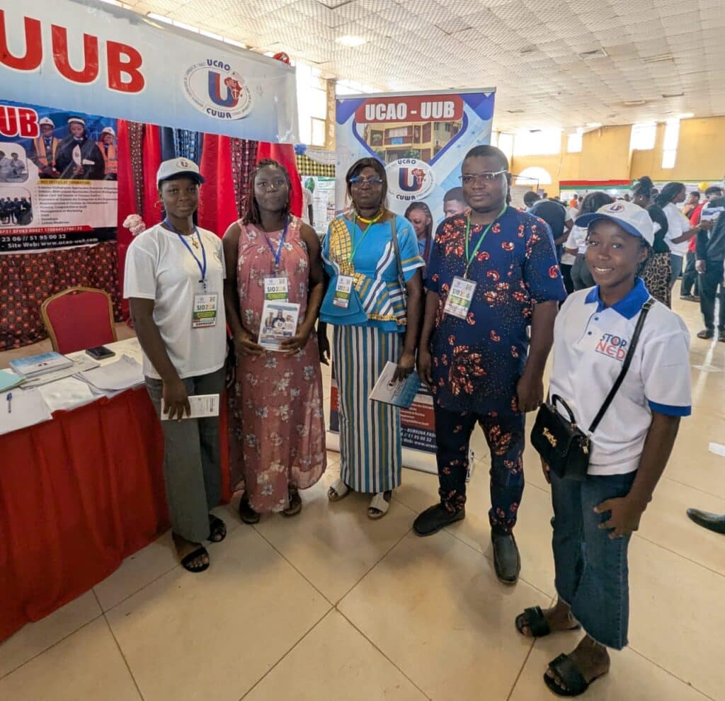La Directrice Générale du Conseil et de l'orientation Universitaire et des bourses visite et son équipe dans le stand de UCAO-UUB au SIAO La Directrice Générale du Conseil et de l'orientation Universitaire et des bourses visite et son équipe dans le stand de UCAO-UUB au SIAO